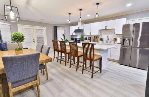 Central Arlington House | Arlington 3bd/1ba Hot Tub Hideaway, Huge Kitchen, Hot Tub, Deck, Firepit