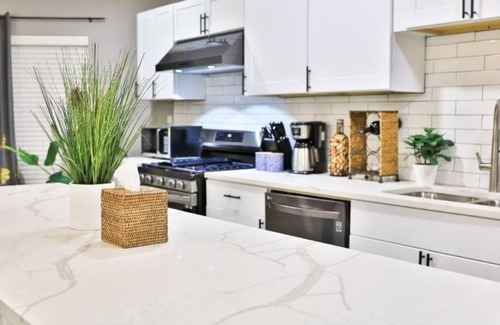 Central Arlington House | Arlington 3bd/1ba Hot Tub Hideaway, Huge Kitchen, Hot Tub, Deck, Firepit
