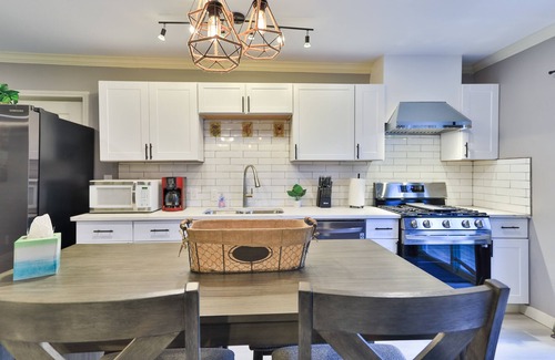 Central Arlington House | Arlington 3br/2ba Hot Tub Hideaway, Hot Tub, Firepit, Deck, Outdoor Dining