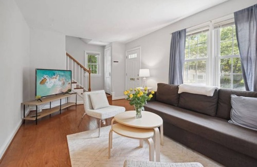 Arlington House | Arlington Colonial Retreat Home: 15-min to Washington DC