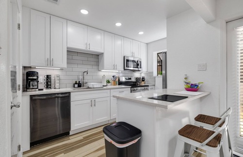 West Arlington House | Arlington Entertainment District Home Green Door