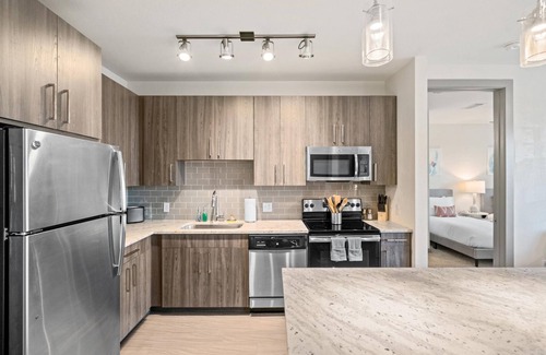 Central Arlington Apartment | Arlington Stylish 2BD 2BA Apartment