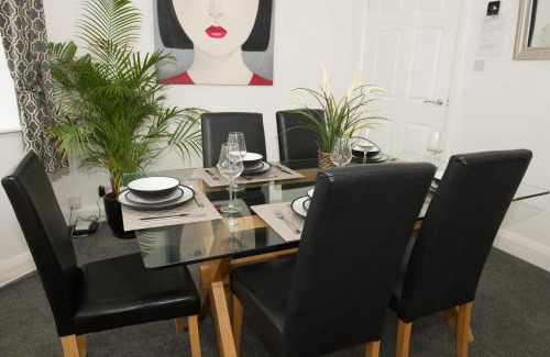 Oxford House | Arma Short Stays 122 - Spacious 3 Bed Oxford House Sleeps 5 - FREE PARKNG For 2 Vehicles - Large Garden