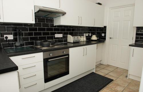 Oxford House | Arma Short Stays 122 - Spacious 3 Bed Oxford House Sleeps 5 - FREE PARKNG For 2 Vehicles - Large Garden