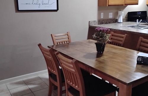Allenton Apartment | Armada is only a block long however has much to offer from Achatz Pies to Blakes