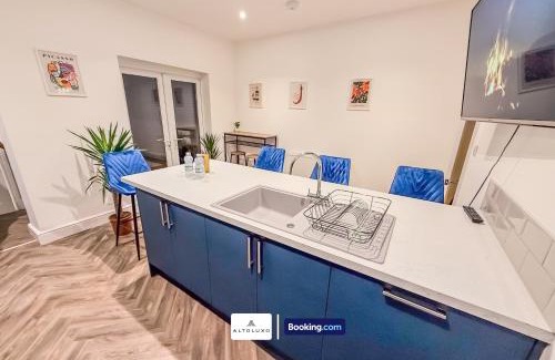 Bristol House | Armoury Square Deluxe 4 Bedroom Home near City Centre by AltoLuxoExperience Short Lets & Serviced Accommodation With Free Parking & WiFi