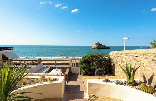 Behobie Apartment | AROHA Apt with terrasse and sea view in Biarritz