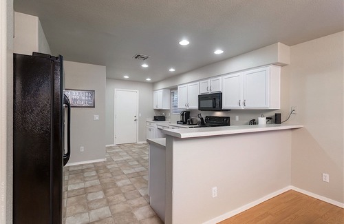 Peoria House | Arrowhead Area, Quiet, Comfy, 4 TVs