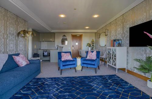 Auckland Central Business District Apartment | Art-deco glam - best part of CBD