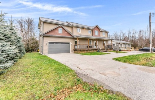 Innisfil House | Art Deco Home near Lake Simcoe w/ Patio + Fire pit