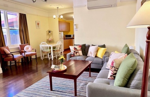 Gardenvale House | Art Deco Inspired 2 bedroom House - Single Level, Free Wifi and driveway Parking