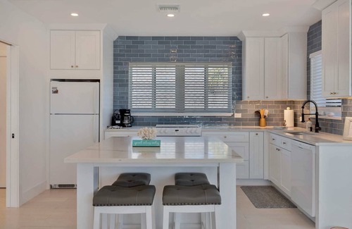 Lake Worth Apartment | Art Deco Pool House a mile to Beach Pets welcome