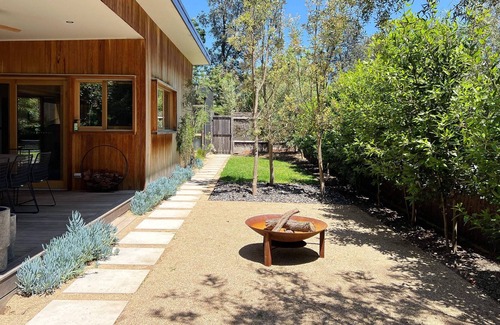 Somers House | Art enthusiasts heaven - 2 minute walk to secluded beach!
