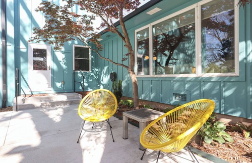 Tulsa House | Art Farm in Midtown Retro and Peaceful w/Hot Tubn