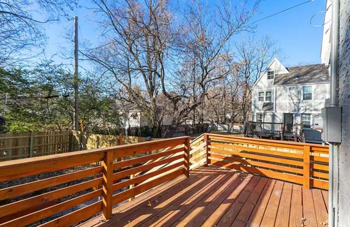 Ward Parkway House | Art Filled 3bd Cozy Waldo Home