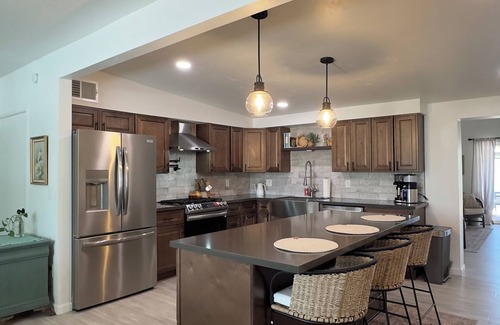 Swan Way Park House | Art-Filled Desert Escape in Central Tucson