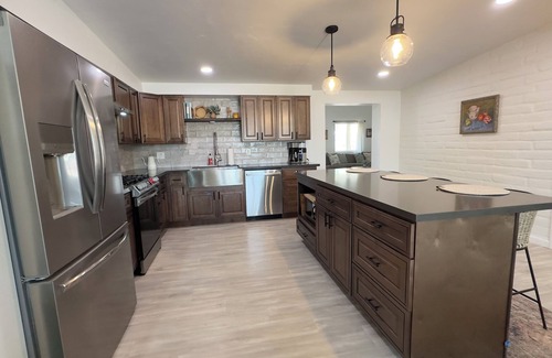 Swan Way Park House | Art-Filled Desert Escape in Central Tucson