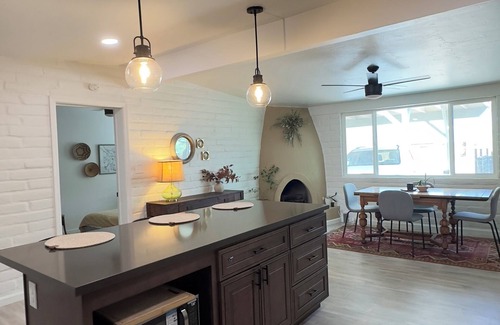 Swan Way Park House | Art-Filled Desert Escape in Central Tucson