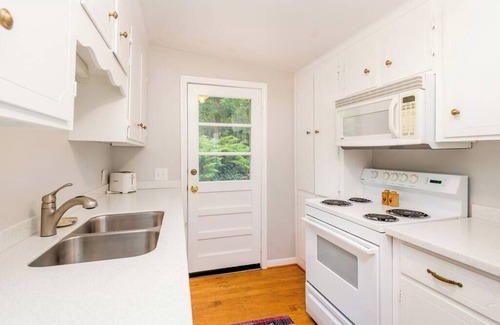 Hendersonville House | Art-Filled Mountain Cabin | 2BR + Hiking Nearby