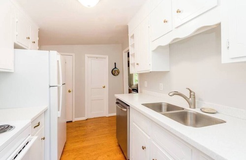 Hendersonville House | Art-Filled Mountain Cabin | 2BR + Hiking Nearby