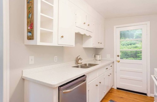 Hendersonville House | Art-Filled Mountain Cabin | 2BR + Hiking Nearby