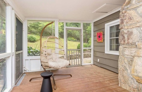 Hendersonville House | Art-Filled Mountain Cabin | 2BR + Hiking Nearby
