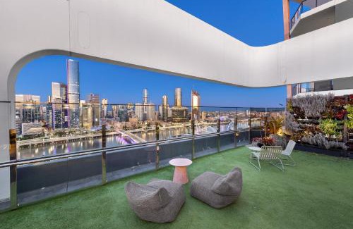 South Brisbane Apartment | Art House Apartments by CLLIX