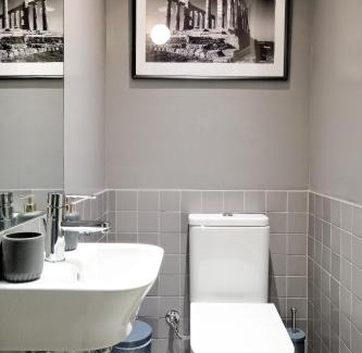 Pangrati Apartment | Art in Athens Suite