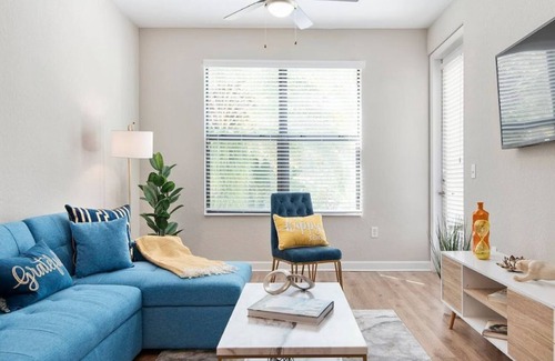 Carver City - Lincoln Gardens Apartment | Art-inspired 1Bd apartment with pool 5min Airport