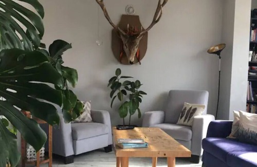 Karsiyaka Apartment | Art-Inspired w/ Terrace and Sea View