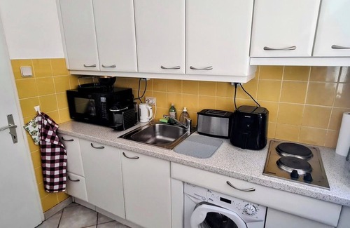 Innere Stadt Apartment | ArtApartment near Stephansplatz Stylish 2 Bedroom with AC