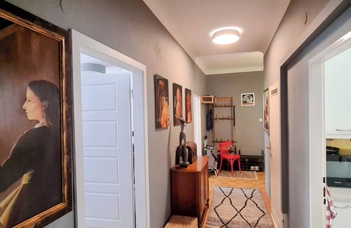 Innere Stadt Apartment | ArtApartment near Stephansplatz Stylish 2 Bedroom with AC