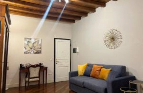 Rione III Colonna Apartment | Artemide Domus Romae.