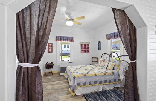 Warrensville Cottage | Arthur's Creekside, Cozy 2 Bed, 1 Ba, 8 min to West Jefferson
