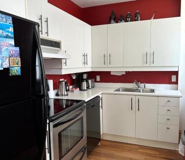 Vieux-Quebec-Cap-Blanc-colline Parlementaire Apartment | Artillery view Condo (free parking)