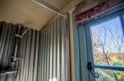 Beaminster RV Rental | Artisan Hut with ensuite and hot tub