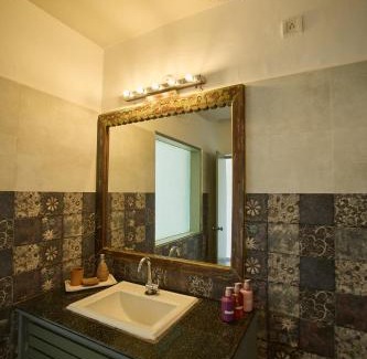 Morjim Bed & Breakfast | Artist Beach House