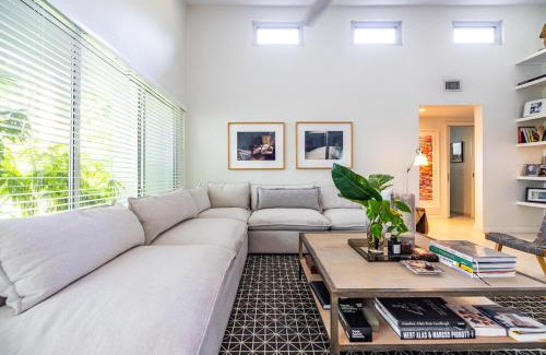 El Portal House | Artist Den Cozy Home with Pool and Parking