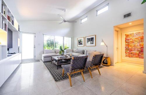 El Portal House | Artist Den Cozy Home with Pool and Parking