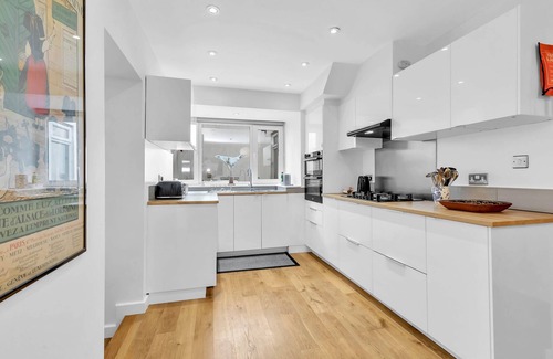 Patcham House | Artist Haven with Parking | By My Getaways