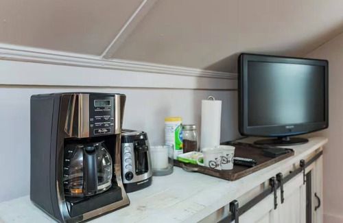 South Nashville Apartment | Artist-Owned Loft Apartment 5 mins to Downtown Nashville in Wedgewood Houston!