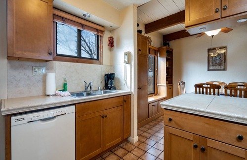 Northeast Santa Fe Condo | Artist Road 31 | Stunning Mountain Views, Pool Access, Near the Plaza