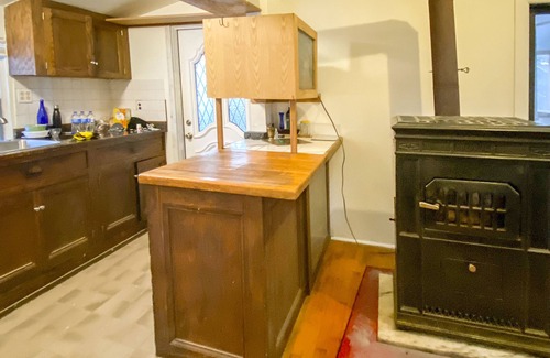 Ellenville House | Artist's retreat house 10 min to gourmet shopping, fine restaurants, recreation