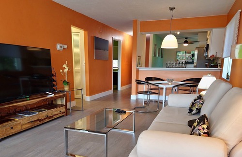 North Trail Condo | Artistic living in 2brm condo on Whitaker Bayou