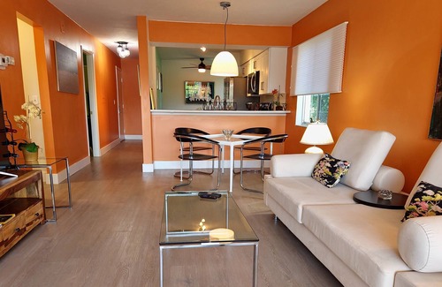 North Trail Condo | Artistic living in 2brm condo on Whitaker Bayou