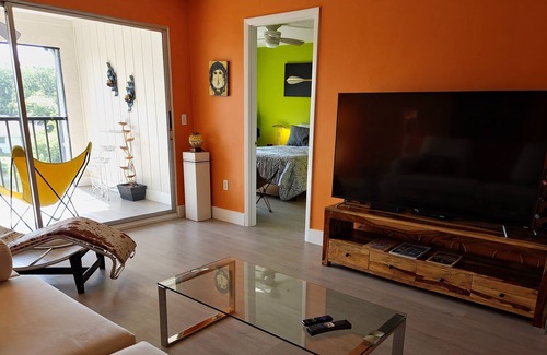 North Trail Condo | Artistic living in 2brm condo on Whitaker Bayou