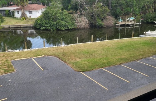 North Trail Condo | Artistic living in 2brm condo on Whitaker Bayou