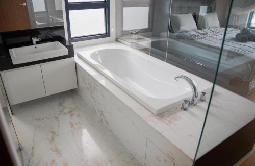 Masai Apartment | Artistic Marina View 3BR Permas w Bathtub & Seaview Balcony Permas by Our Stay