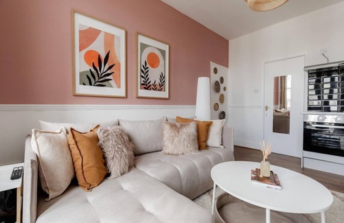 West Kensington Apartment | Artistic West Kensington 2BR Flat w/Terrace