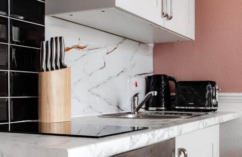 West Kensington Apartment | Artistic West Kensington 2BR Flat w/Terrace
